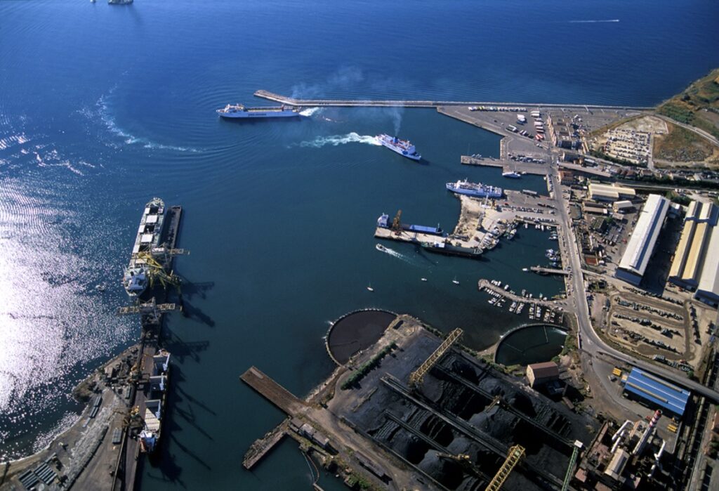 Vista aerea del porto di piombino