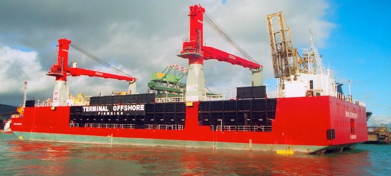 foto della chiatta Bulkirony nel porto di Piombino.