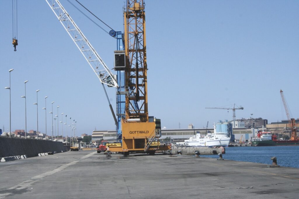 Immagine che mostra una gru sul porto di piombino