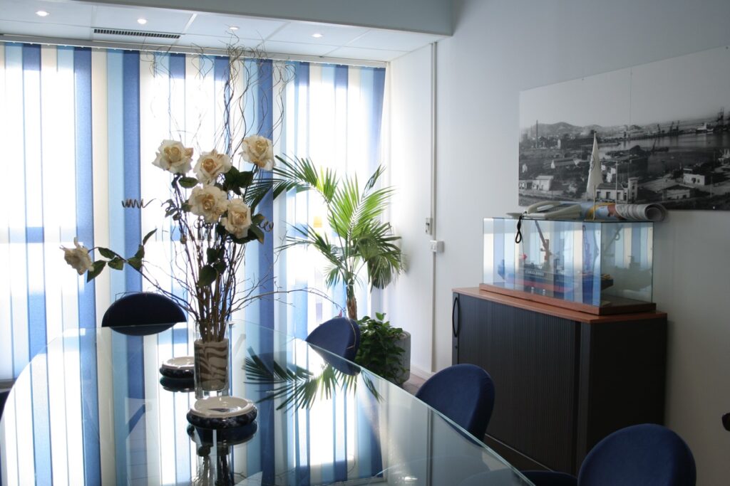 Immagine che mostra l'interno degli uffici dell'agenzia marittima Mixos