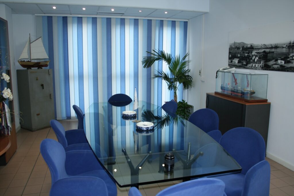 Immagine che mostra l'interno degli uffici dell'agenzia marittima Mixos