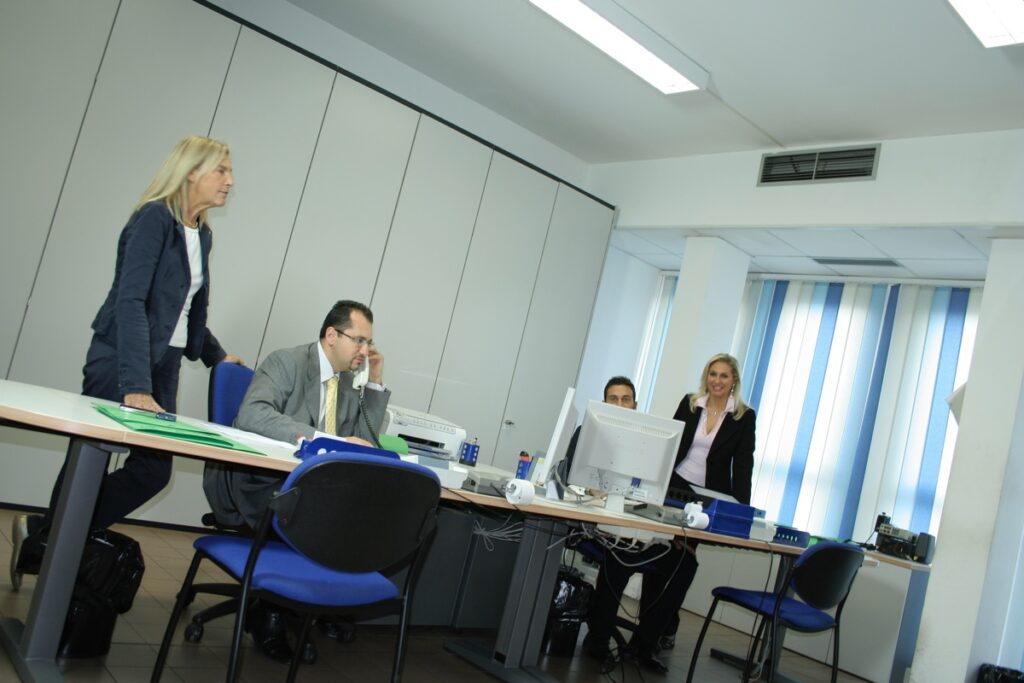 Immagine che mostra i dipendenti dell'agenzia marittima Mixos