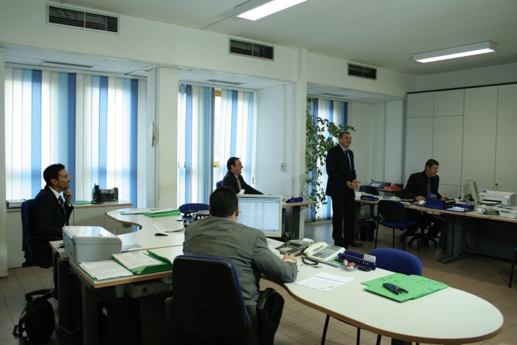 Immagine che mostra i dipendenti dell'agenzia marittima Mixos