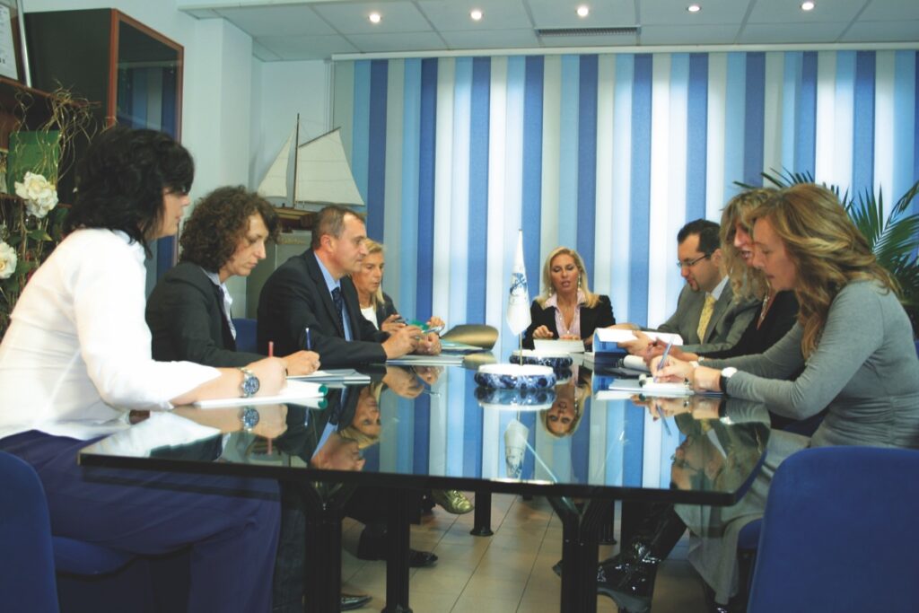 Immagine che mostra i dipendenti in riunione nell'agenzia marittima Mixos