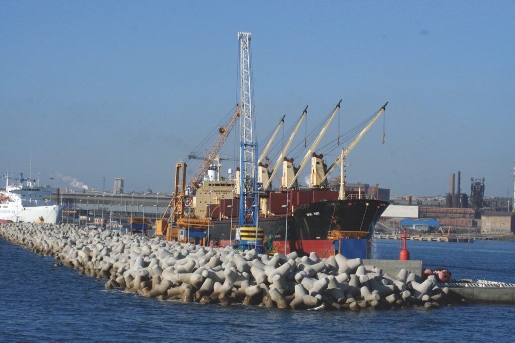 Foto che mostra una grande nave cargo nel porto di Piombino
