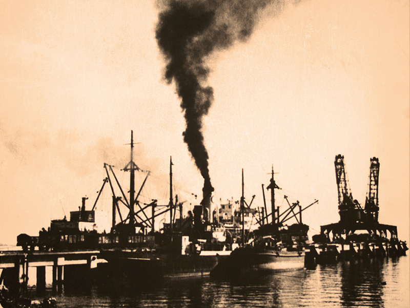 Immagine storica che mostra l'arrivo di una nave nel porto di piombino