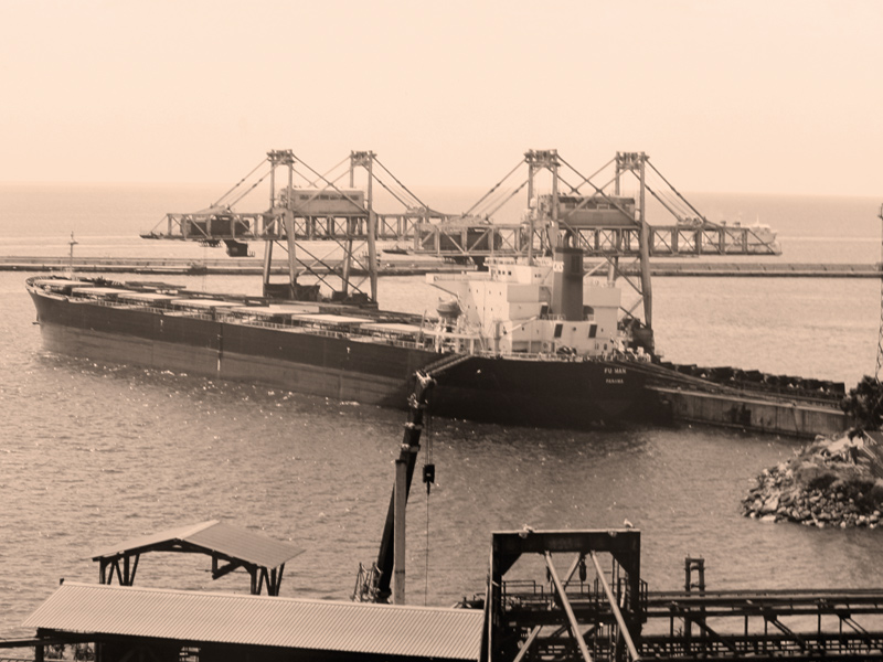 Immagine storica che mostra una nave attraccata nel porto di piombino