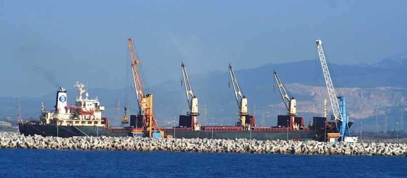 Foto che mostra una grande nave cargo nel porto di Piombino
