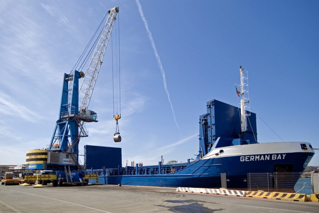 Foto che mostra la nave cargo German Bay nel porto di piombino