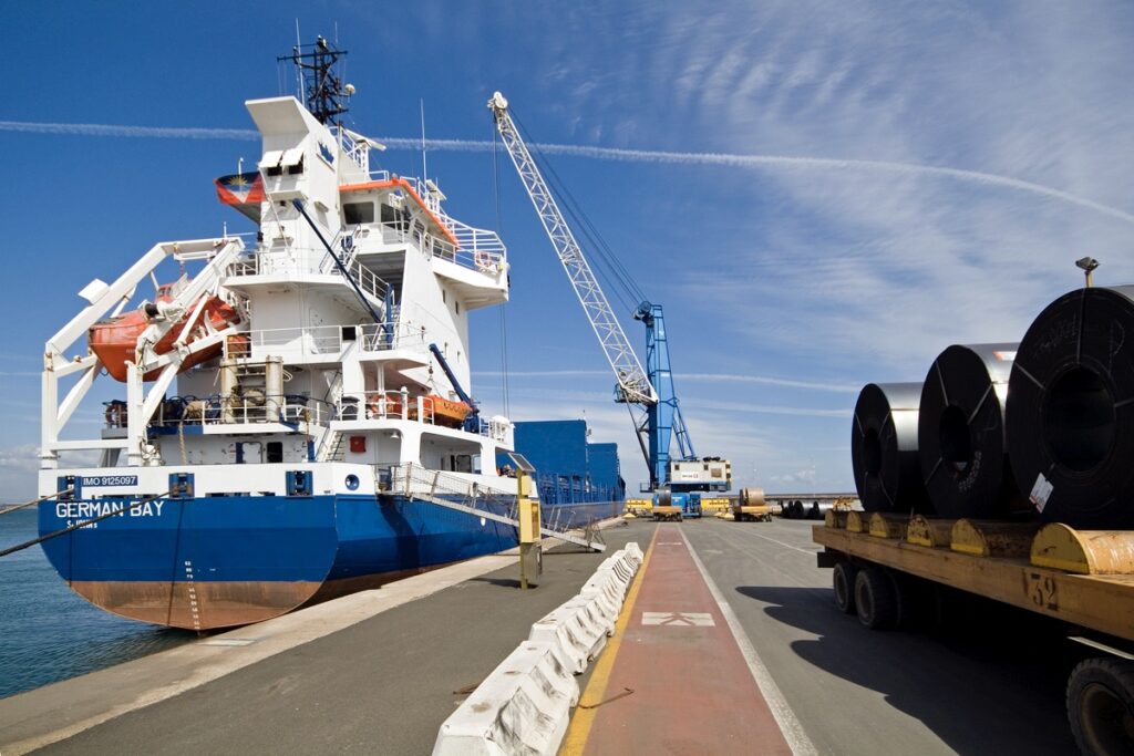 Foto che mostra la nave cargo German Bay nel porto di piombino
