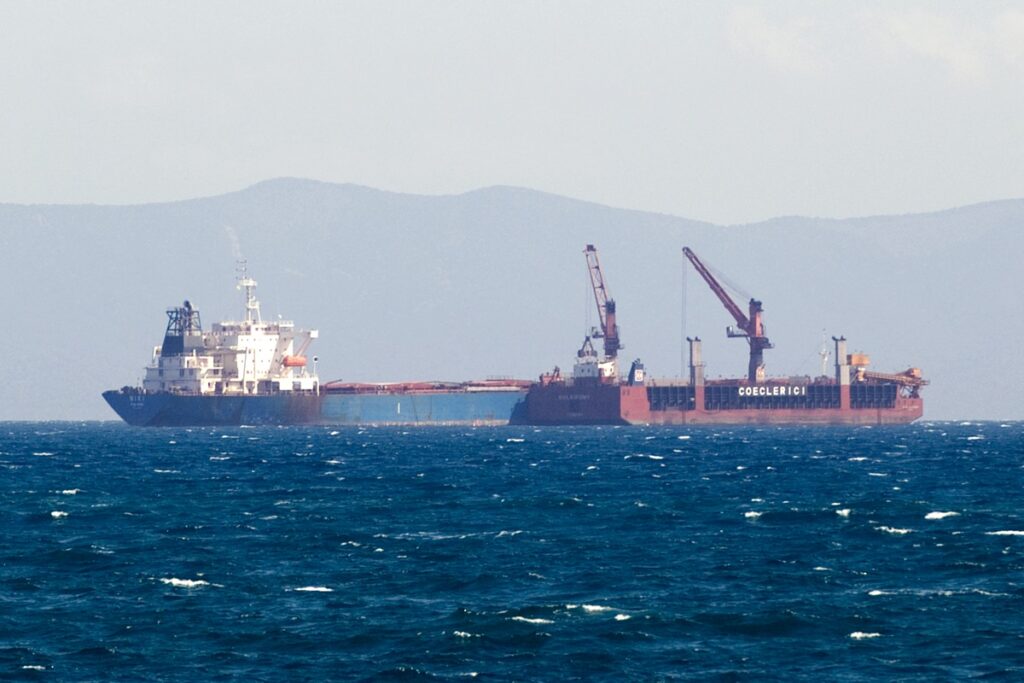 Foto che mostra due navi alla fonda nel porto di piombino