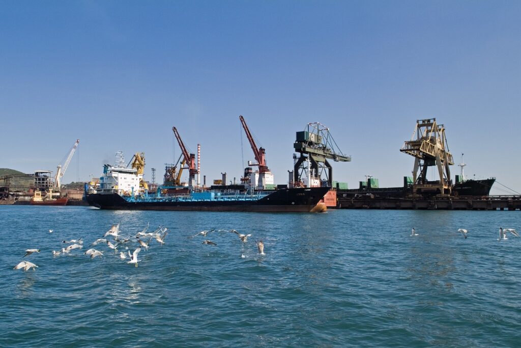 Foto che mostra una nave cargo nel porto di piombino