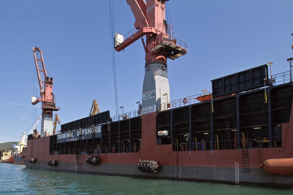 Foto che mostra una grande nave cargo nel porto di Piombino