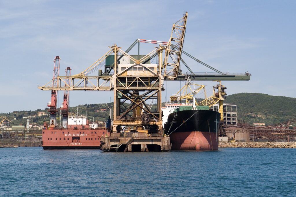 Foto che mostra la bulkirony nel porto di piombino