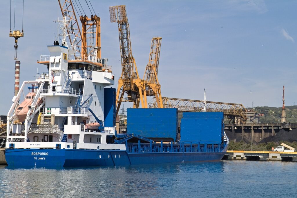Foto che mostra la nave cargo Bosporus nel porto di piombino