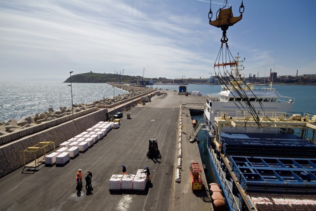 Foto che mostra le operazioni di scarico da una grande nave cargo nel porto di Piombino