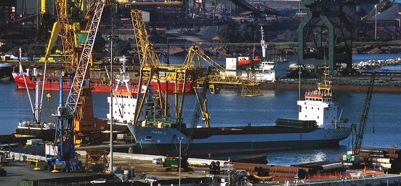 immagine aerea di una nave cargo nel porto di Piombino